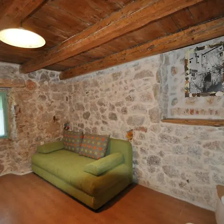Parona * Vrbnik (Primorje-Gorski Kotar)